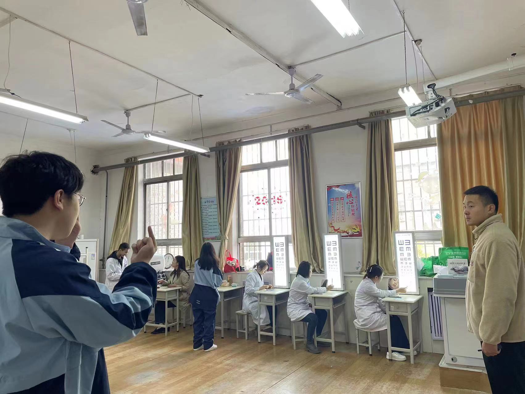 定期视力筛查，守护“睛”彩未来——咸阳未来学校开展2023年秋季学生视力筛查活动